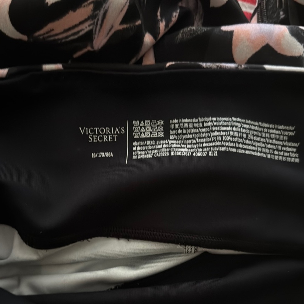 Victoria's Secret Black and Pink Patterned Yoga Pants w/pockets No Piling